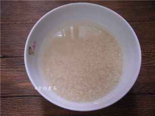 1、五花肉虾米萝卜焖饭,掏干净大米，用清水浸泡至配菜炒好