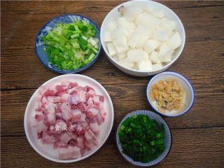 2、五花肉虾米萝卜焖饭,所有配菜洗净切粒，萝卜要记得去皮