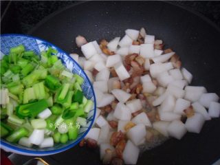 6、五花肉虾米萝卜焖饭,加上芹菜和蒜梗部分，蒜叶留到米饭熟透时加入