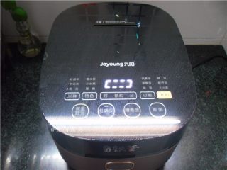 11、五花肉虾米萝卜焖饭,通电，选择香米土灶饭按键，坐等米饭熟透