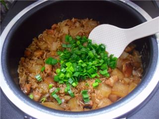 12、五花肉虾米萝卜焖饭,米饭焖好后响起提示声，打开盖子，倒入蒜叶