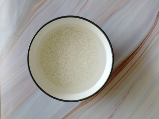 2、番茄丝瓜补钙粥,大米，加水，浸泡半小时