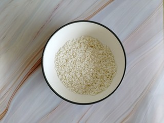 3、番茄丝瓜补钙粥,侵泡好后，洗干净，沥干水备用