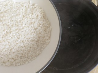 5、番茄丝瓜补钙粥,水开后，加入大米