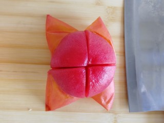 12、番茄丝瓜补钙粥,放入开开水，浸泡1分钟左右，时间到，取出，撕皮