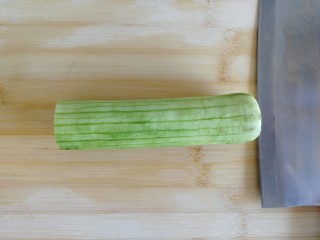 14、番茄丝瓜补钙粥,丝瓜去皮，洗干净