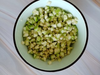 16、番茄丝瓜补钙粥,丝瓜丁装入碗中备用