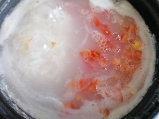 17、番茄丝瓜补钙粥,煮粥时间到，开锅，放入西红柿丁