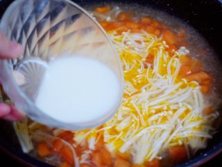 11、番茄金针菇豆腐汤,再次烧开时画圈方式淋入水淀粉