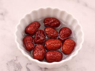 4、白果炖鸡,红枣洗净浸泡半小时。