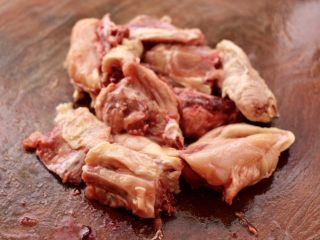 5、白果炖鸡,把鸡架洗净后，用刀剁成大块。