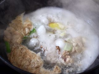 7、白果炖鸡,大火煮沸后继续煮2分钟左右，捞出过冷水冲洗干净。