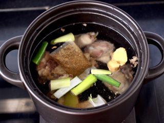 8、白果炖鸡,砂锅里一次性倒入足够的炖汤的清水，放入葱段和姜片，加入炖鸡汤调料包。