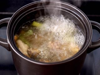 9、白果炖鸡,大火煮沸后，撇去浮末。