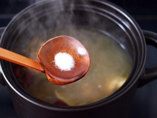 14、白果炖鸡,这个时候根据个人口味，加入适量的盐调味。