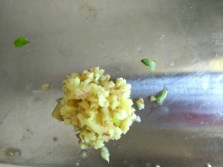 4、鲅鱼丸子汤,姜切碎