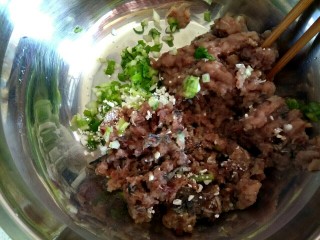 5、鲅鱼丸子汤,把剁好的鱼泥，葱姜，淀粉，适量盐，适量香油，放入盆中