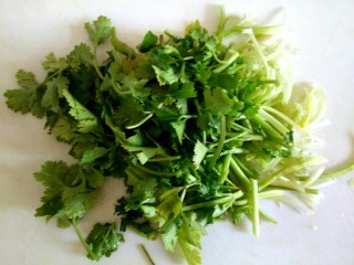 8、鲅鱼丸子汤,香菜洗净切小段