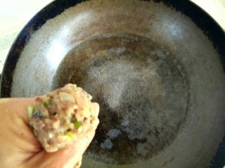 9、鲅鱼丸子汤,锅中放入适量清水，烧至冒泡泡，把鱼泥从虎口挤出，用勺子舀到锅中