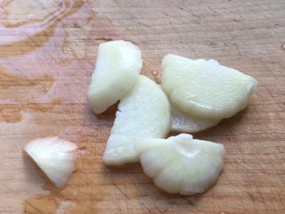 3、手撕包菜,大蒜头切小块