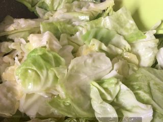 6、手撕包菜,翻炒至包菜变色