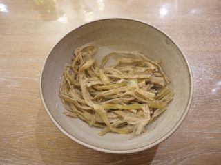 2、时令开胃汤,取适量浸泡，稍软后对半撕开