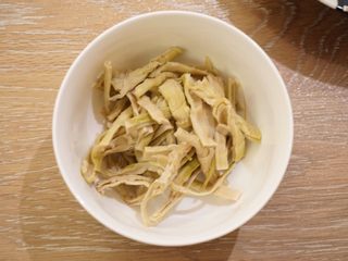 9、时令开胃汤,笋干洗净挤干水份，切成小段