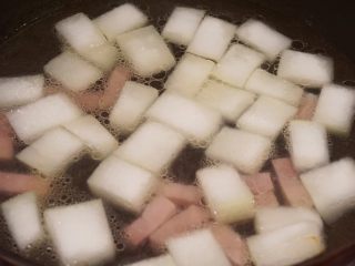 13、时令开胃汤,加入适量的饮用水