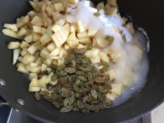 3、苹果派,将水，糖，提子干 和苹果丁一起放入锅内煮