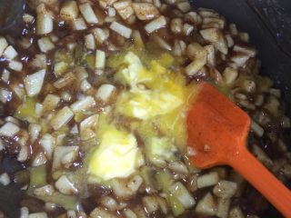 9、苹果派,撒入肉桂粉和黄油 拌匀后关火