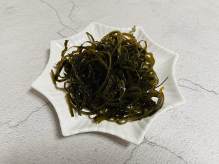 2、海带冬瓜汤,海带清洗干净沥干水分装盘备用