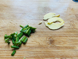 6、海带冬瓜汤,香葱洗净切圈，生姜去皮洗净切片