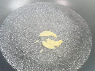 7、海带冬瓜汤,锅中加入清水大火烧开放入姜片