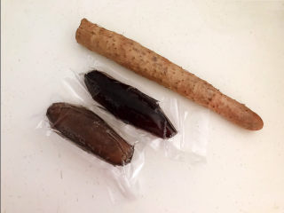 1、三鲜汤,准备食材：进口冰鲜海参，山药