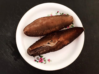 2、三鲜汤,海参解冻后清洗干净