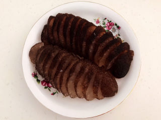 3、三鲜汤,把海参切成小片