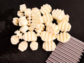 4、三鲜汤,山药削皮后用波浪刀切成小片