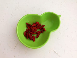 5、三鲜汤,枸杞子清洗干净