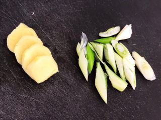 6、三鲜汤,大葱切成小段，鲜姜切成小片