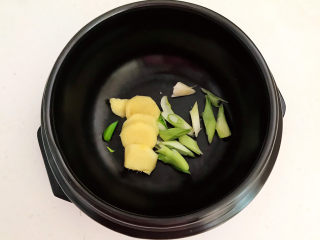 7、三鲜汤,把葱段和姜片放入砂锅