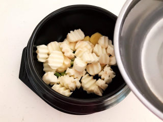 8、三鲜汤,加入开水