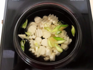 9、三鲜汤,加入葱姜