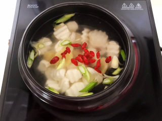 10、三鲜汤,加入枸杞子，大火烧开后小火慢煲15分钟