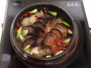 12、三鲜汤,烧开后慢煲10分钟