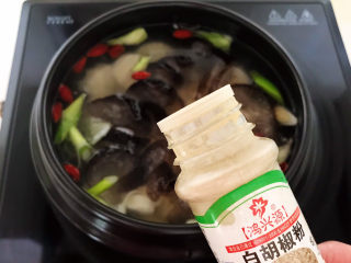 14、三鲜汤,加入白胡椒粉调味