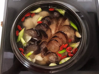 15、三鲜汤,调匀即可，三鲜汤做好了