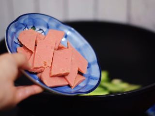 8、黄瓜炒火腿肠,加入火腿肠翻炒至黄瓜断生
