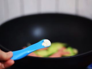 9、黄瓜炒火腿肠,加入鸡精