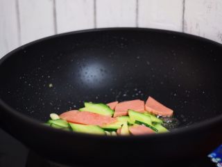 11、黄瓜炒火腿肠,翻炒均匀即可
