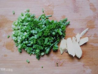 2、肉丸冬瓜汤—夏日清爽靓汤,准备葱花、蒜末